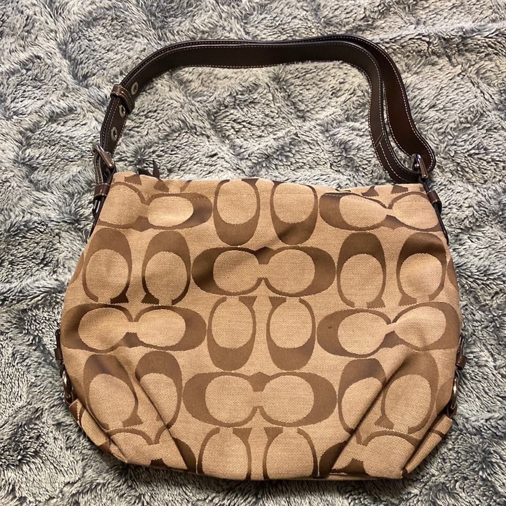 Coach purse in excellent condition, barely used.